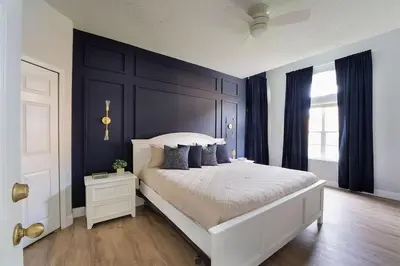a bedroom with a large bed with blue walls at Casa 4Q Comfort Resort‑Style em Emerald Island in Kissimmee