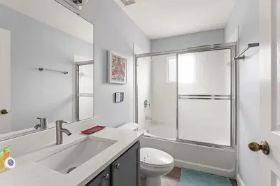 a bathroom with a sink and a toilet and a shower at Casa 4Q Comfort Resort‑Style em Emerald Island in Kissimmee