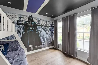 a room with a bedroom with a bed and a wall of hangers at Casa 4Q Comfort Resort‑Style em Emerald Island in Kissimmee