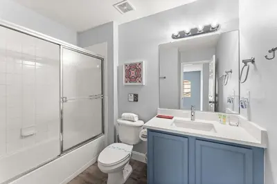 a bathroom with a toilet and a sink and a shower at Casa 4Q Comfort Resort‑Style em Emerald Island in Kissimmee
