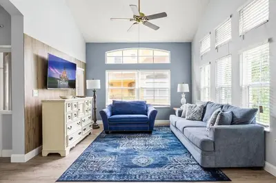 a living room with a blue couch and a blue rug at Casa 4Q Comfort Resort‑Style em Emerald Island in Kissimmee