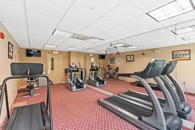 a gym with treadmills and cardio equipment in a room at Apto c/ Vista Piscina – Perto da Disney 1Q in Orlando