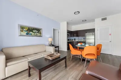a living room with a couch and a table at Apto 2Q no Meliá Celebration | Perto da Disney in Orlando