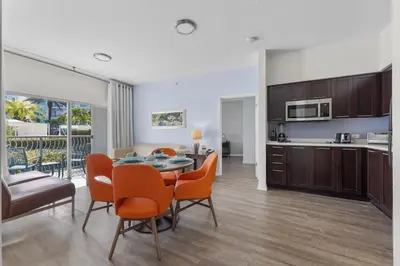 a kitchen and dining room with a table and chairs at Apto 2Q no Meliá Celebration | Perto da Disney in Orlando