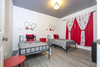 a bedroom with two beds and red curtains at Apto 3Q em Kissimmee – Conforto e Localização in Kissimmee