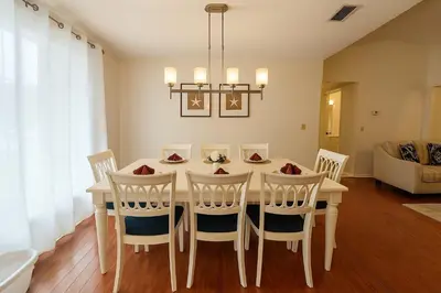 a dining room with a table and chairs at Casa 3Q c/ Piscina — 10 min da Disney in Kissimmee