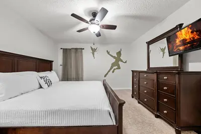 a bedroom with a bed and a ceiling fan at Cozy Villa 08 BedroomsPoolGame Room in Kissimmee