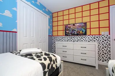 a bedroom with a bed and a dresser in it at Townhome 5Q c/ Piscina – 8mi da Disney in Kissimmee