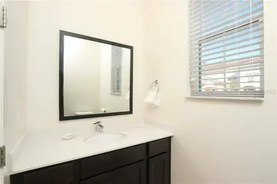 a bathroom with a sink and a mirror at Casa 3Q no Regal Oaks Resort, Perto da Disney in Orlando
