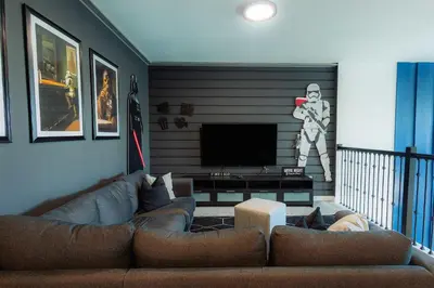 a living room with a couch and a television at Casa 5Q Storey Lake Resort c/ Piscina Privada in Kissimmee