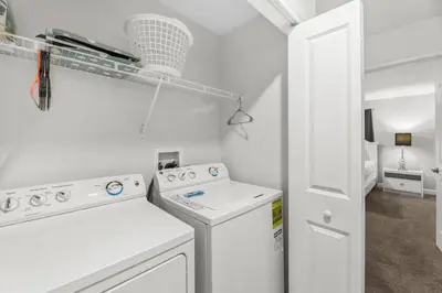 a white laundry room with a washer and dryer at Casa c/ 4Q no Storey Lake Resort c/ Piscina in Kissimmee