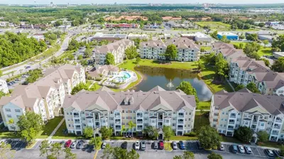an aerial view of an apartment complex with a lake at Apartamento 2 Suítes no Cane Island Resort in Kissimmee