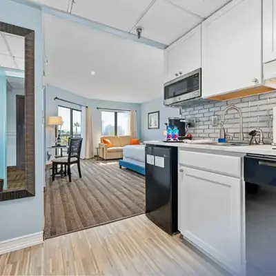 Superior Central Condo with Balcony 7 Min to Universal