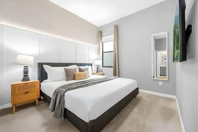 a bedroom with a large white bed and a window at Casa 12Q no Paradiso Grande, perto da Disney in Orlando
