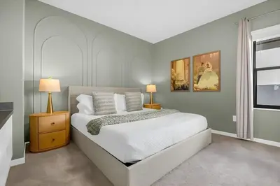 a bedroom with a large white bed and a window at Casa 12Q no Paradiso Grande, perto da Disney in Orlando