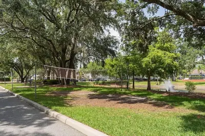 a park with a volleyball net in the grass at Casa 4Q Moderna em Lucaya Village Kissimmee in Kissimmee