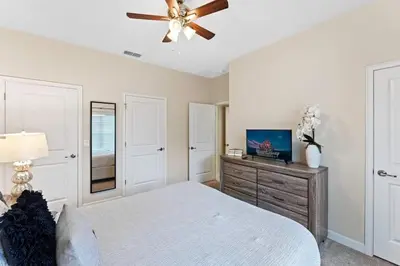 a bedroom with a bed and a ceiling fan at Casa 4Q Storey Lake - Piscina Privativa in Kissimmee