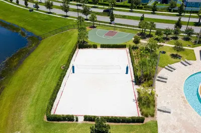 an overhead view of a tennis court next to a pool at Casa 4Q Storey Lake - Piscina Privativa in Kissimmee