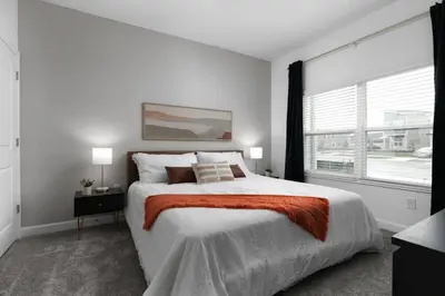 a bedroom with a large bed and a large window at Casa 4Q Chic Storey Lake - Perto Disney in Kissimmee