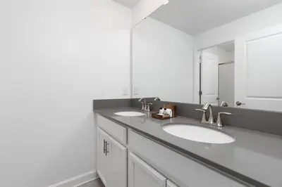 a bathroom with two sinks and a large mirror at Casa 4Q Chic Storey Lake - Perto Disney in Kissimmee