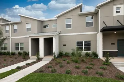 a large apartment building with a driveway at Casa 4Q Chic Storey Lake - Perto Disney in Kissimmee
