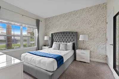 a bedroom with a large bed and a window at Casa 4Q Storey Lake - Piscina Privativa in Kissimmee