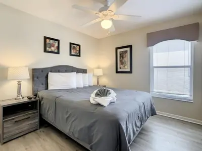 a bedroom with a bed with a ceiling fan at Holiday Home Familien-Pool-Rückzug nur 2-5 Meilen von Disney entfernt by Interhome in Kissimmee