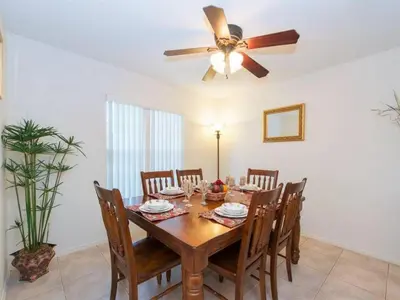 a dining room with a table with chairs and a ceiling fan at Holiday Home Ausgezeichnetes Preis-Leistungs-Verhältnis Familienvilla - Süd-West Privater Po by Interhome in Kissimmee
