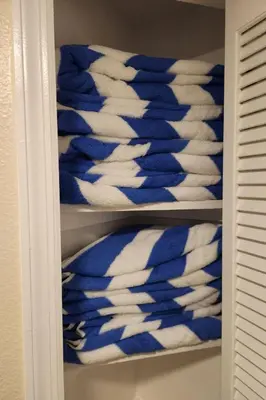 a closet filled with blue and white towels at Apartment 3-Bett-Eigentumswohnung Familienspaß in der Nähe von Disney by Interhome in Kissimmee