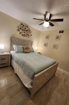 a bedroom with a bed with a ceiling fan at Apartment 3-Bett-Eigentumswohnung Familienspaß in der Nähe von Disney by Interhome in Kissimmee