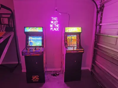 two arcade games in a room with a pink wall at Holiday Home Seasons Retreat mit privatem Pool in der Nähe von Disney by Interhome in Kissimmee