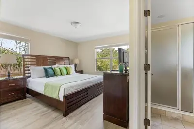 a bedroom with a bed and a window at Casa 6Q Bella Vida Resort – Perto Disney in Kissimmee