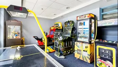 a room with arcade games and a video game system at Blue Heron Resort in Orlando