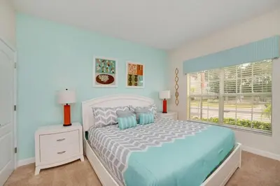 a bedroom with a bed and a window at Townhouse 4Q c/ Piscina no Paradise Palms in Kissimmee