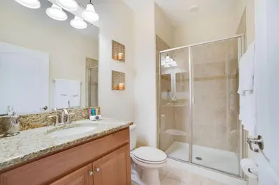 a bathroom with a shower and a toilet and a sink at Townhouse 4Q c/ Piscina no Paradise Palms in Kissimmee