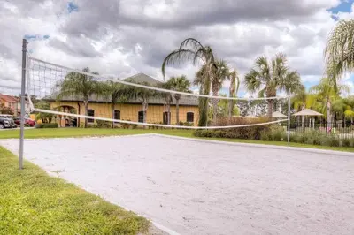 a volleyball net in front of a house at Townhouse 4Q c/ Piscina no Paradise Palms in Kissimmee