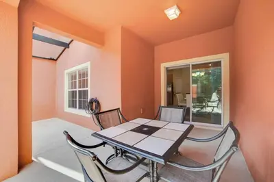 a dining room with a table and chairs at Townhouse 4Q c/ Piscina no Paradise Palms in Kissimmee