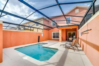 a swimming pool in the middle of a house at Townhouse 4Q c/ Piscina no Paradise Palms in Kissimmee