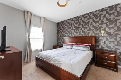 a bedroom with a bed and a television in it at Townhome 4Q Temático — 15min da Disney in Kissimmee