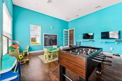 a room with blue walls and a pool table at Townhome 4Q Temático — 15min da Disney in Kissimmee