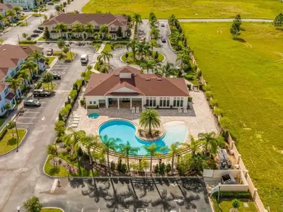 an aerial view of a resort with a swimming pool at Townhome 4Q Temático — 15min da Disney in Kissimmee