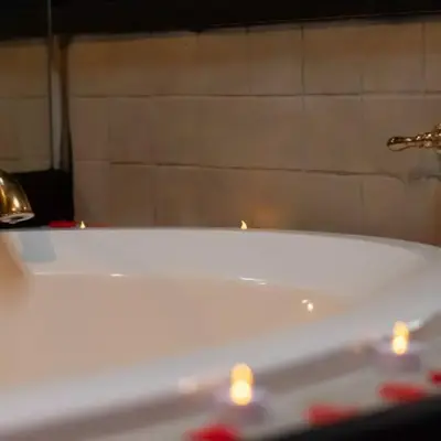 Romantic Getaway Cabin with Jacuzzi