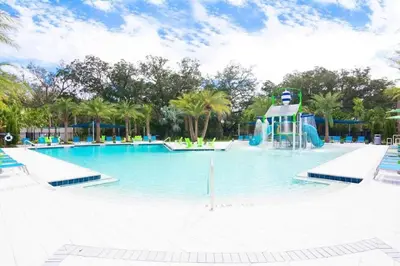 a large swimming pool with a water slide at Casa 4Q c/ Piscina & Spa no Veranda Palms in Kissimmee