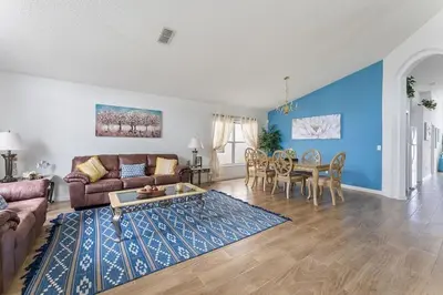a living room with a couch and a table at Casa Térrea 4Q c/ Piscina e Game Room in Kissimmee