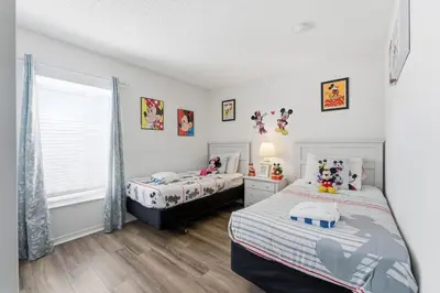 a bedroom with two beds and a window at Casa Térrea 4Q c/ Piscina e Game Room in Kissimmee