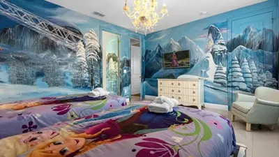 a bedroom with a large bed with a painting on the wall at Vila 7Q Temática c/ Piscina – 6mi Disney in Orlando