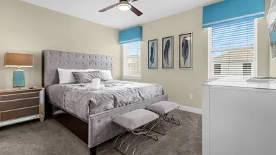 a bedroom with a bed and a dresser and a bed sidx sidx sidx sidx at Vila 7Q Temática c/ Piscina – 6mi Disney in Orlando
