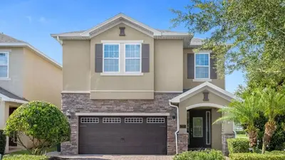 a large house with a garage at Vila 7Q Temática c/ Piscina – 6mi Disney in Orlando