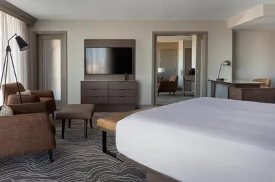 a hotel room with a bed and a television at Marriott Orlando Airport Lakeside in Orlando