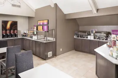 a restaurant with a counter and aasteryasteryasteryasteryasteryasteryasteryasteryastery at Residence Inn by Marriott Orlando Altamonte Springs Maitland in Orlando